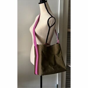 BAGGING RIGHTS Limited Edition
"Bucket It" Tote